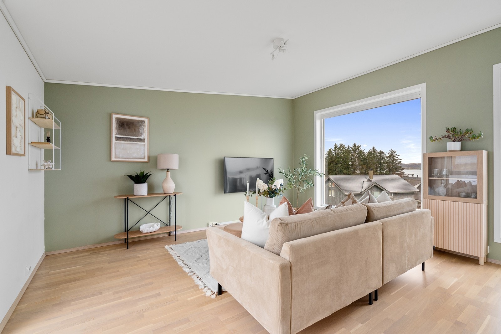 Stue i 3. etasje med parkett på gulv, malte vegger samt en fantastisk utsikt Galleribilde