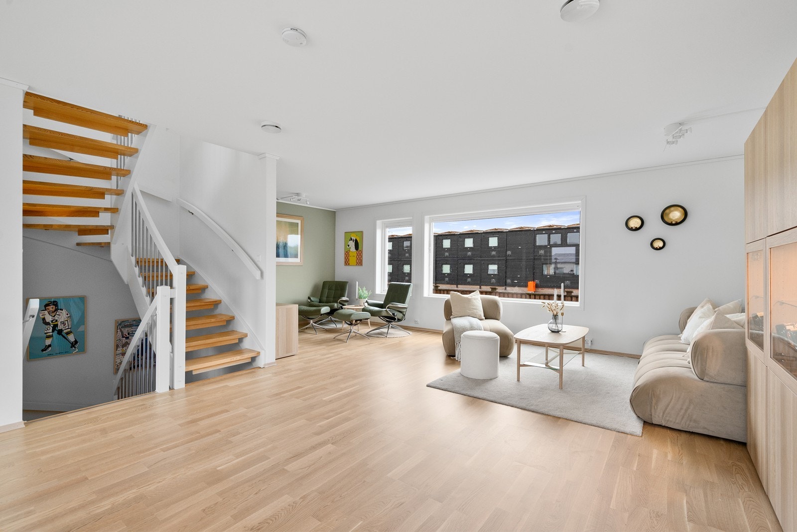 stue og kjøkken i 2. etasje med parkett på gulv og malte vegger. Galleribilde