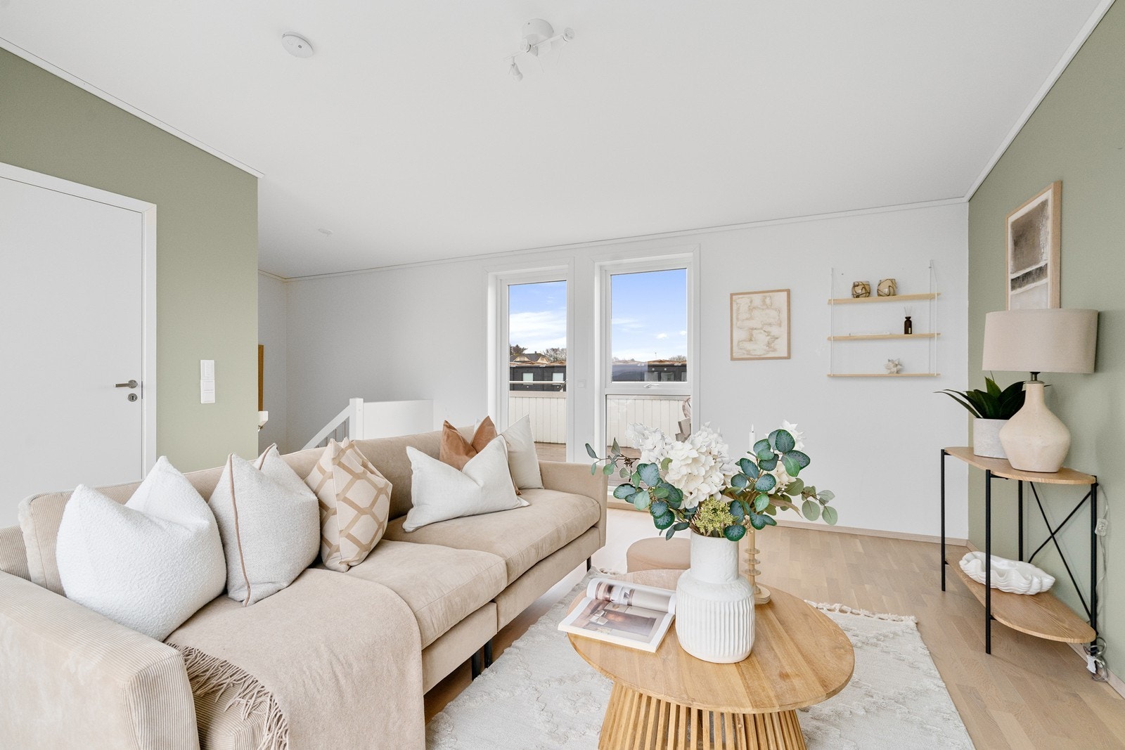 Fra stue i 3, etasje har man utgang til solrik balkong med flott utsikt Galleribilde