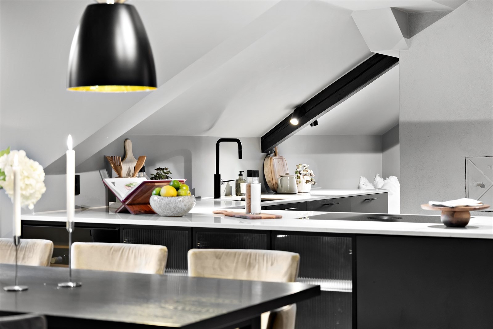 Spisestuen ligger i tilknytning til kjøkkenet - perfekt for sosiale sammenkomster! Galleribilde