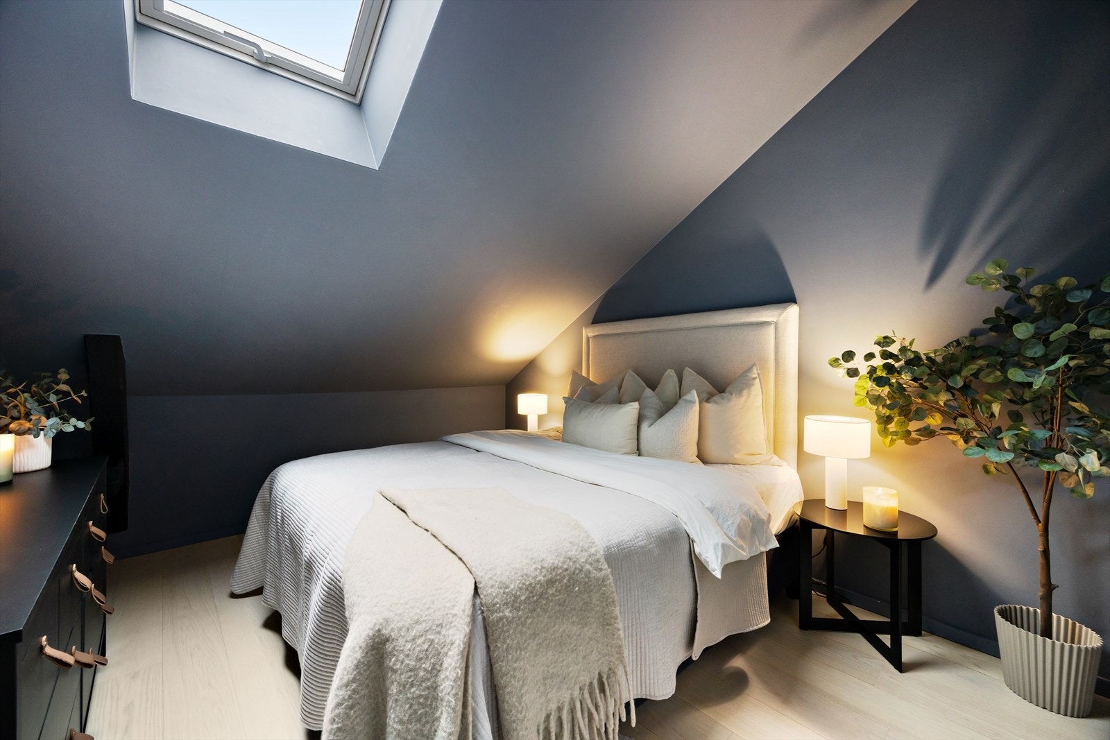 Videre finner vi hovedsoverommet som er av god størrelse med plass til dobbeltseng og tilhørende møblement. Samtlige Velux takvinduer er fra 2022. Galleribilde