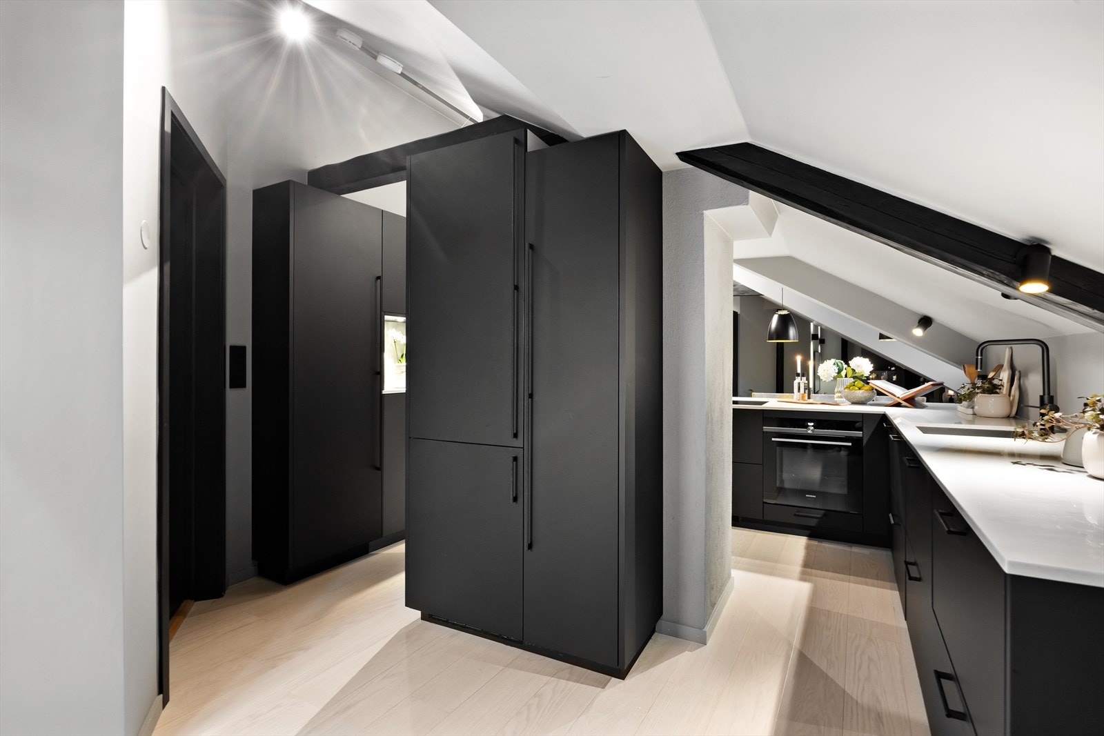 Moderne og eksklusivt kjøkken fra Drømmekjøkken, nytt i 2022. Svært godt med skap- og benkeplass. Galleribilde