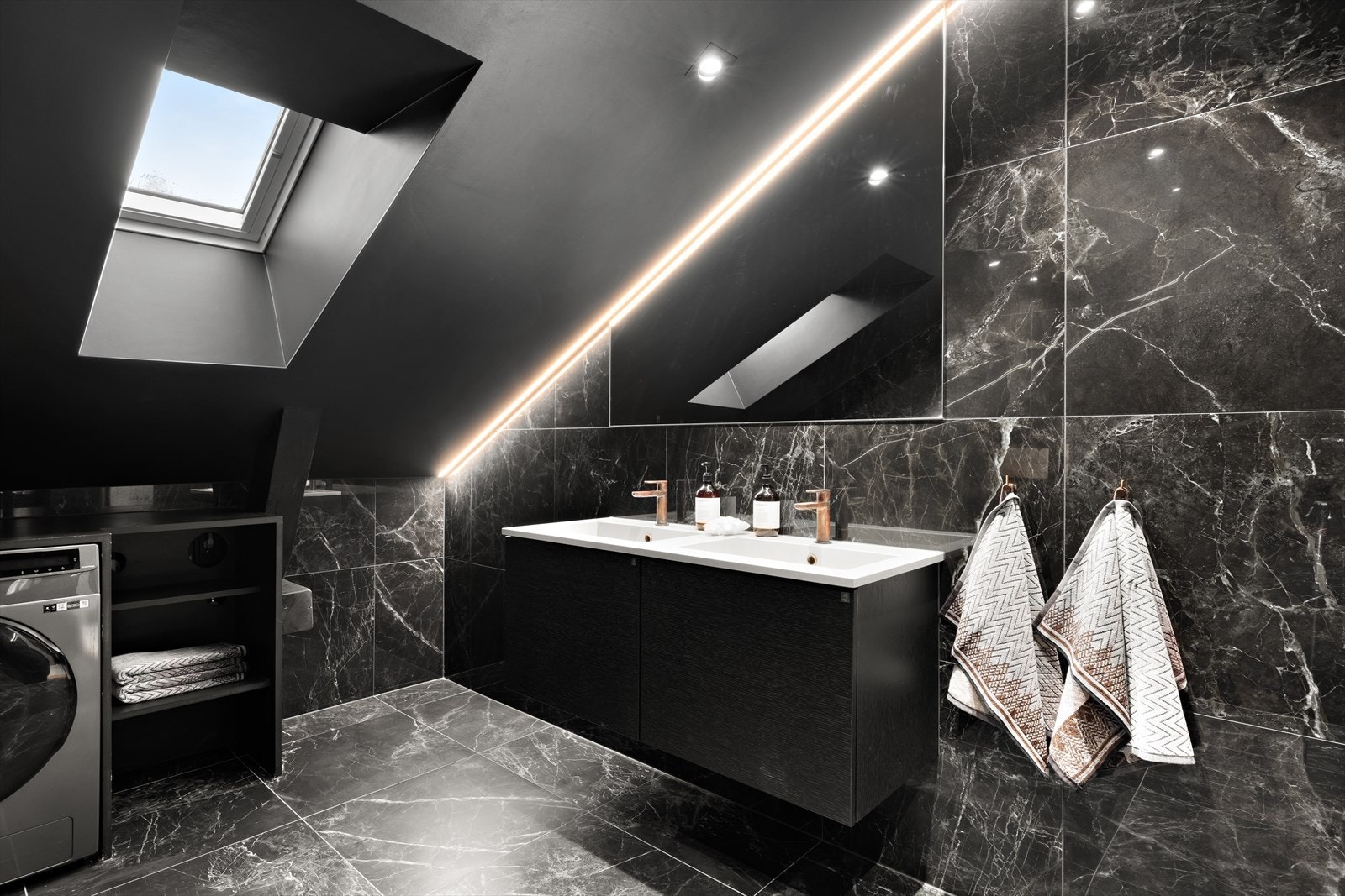 Baderomsinnredningen består blant annet av gjennomtenkte løsninger som dobbel servant og plassbygget vaskemaskin. Galleribilde