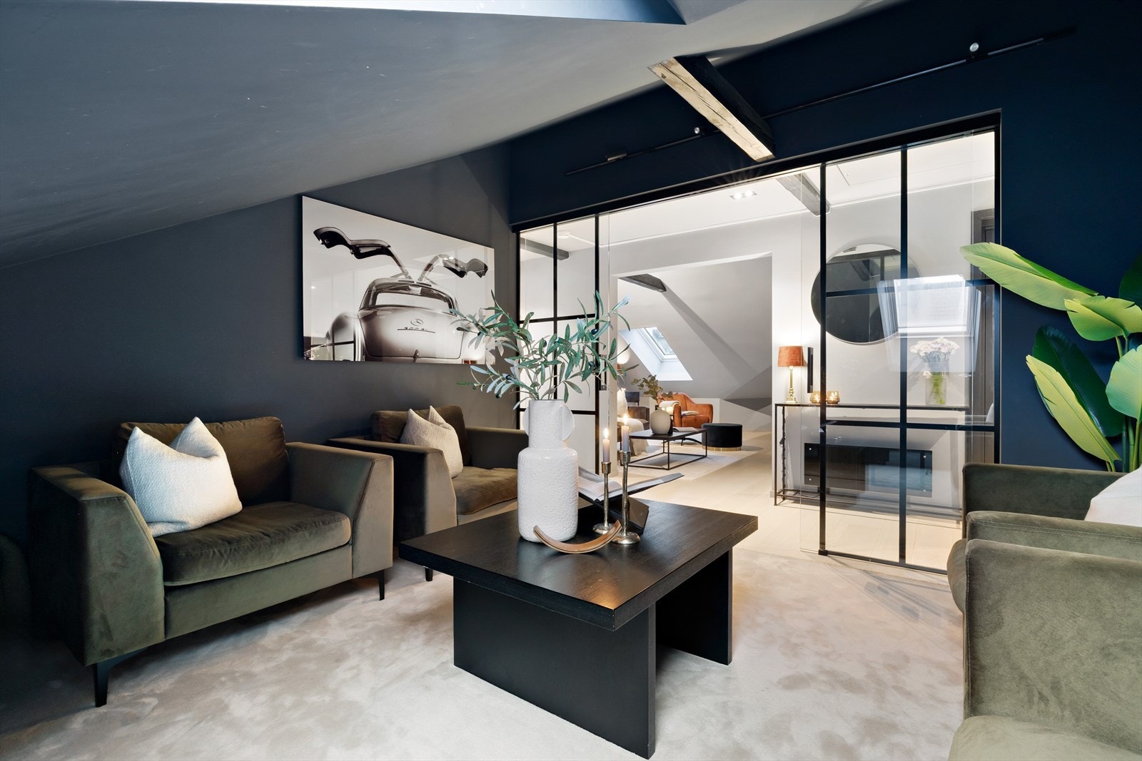 Denne stuen kan også gjøres om til soverom 3. Lekre smijernsdører skiller stuen fra resten av leiligheten. Galleribilde