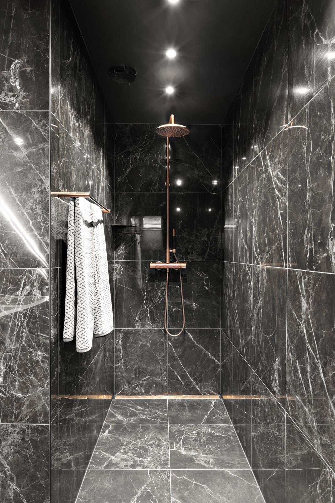 Badet fremstår både svært romslig og eksklusivt. Varmekabler i gulv. Galleribilde