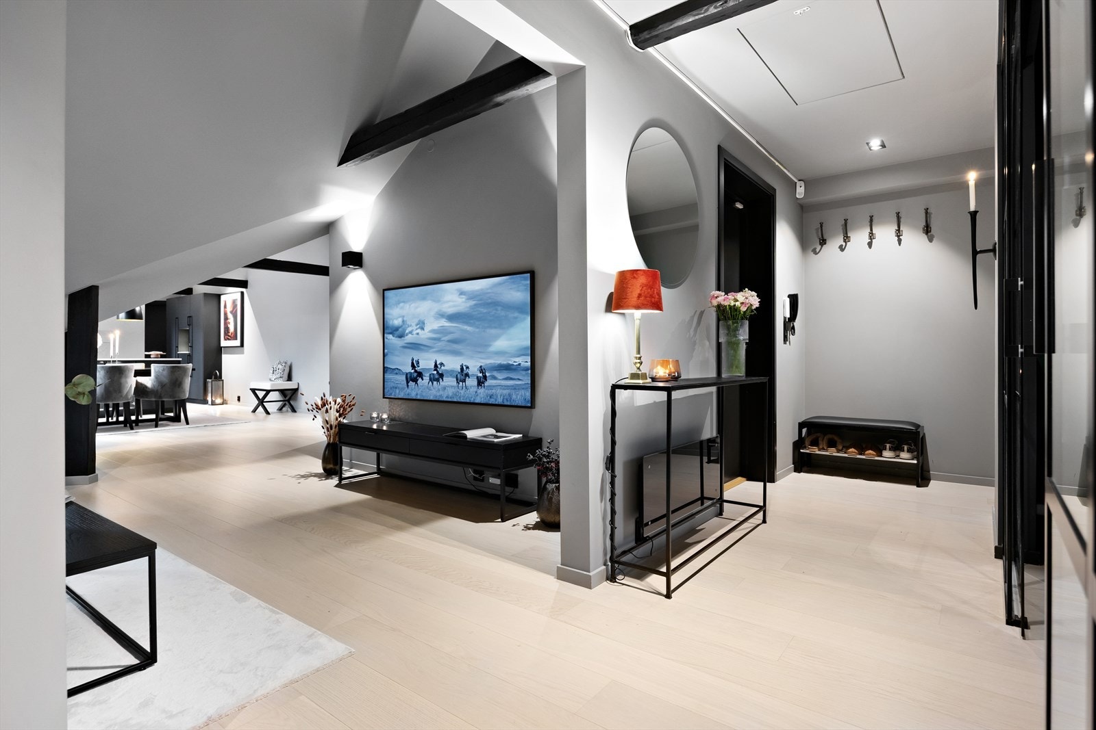 Stort, innbydende inngangsparti med plass til sko og ytterklær. Velkommen inn! Galleribilde