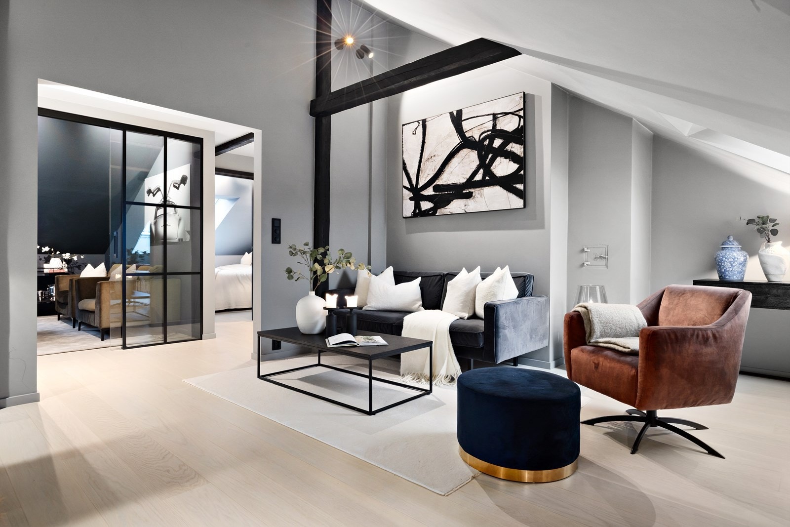 Optimal planløsning med to stuer, lekkert designkjøkken, to delikate soverom og eksklusivt baderom. Galleribilde