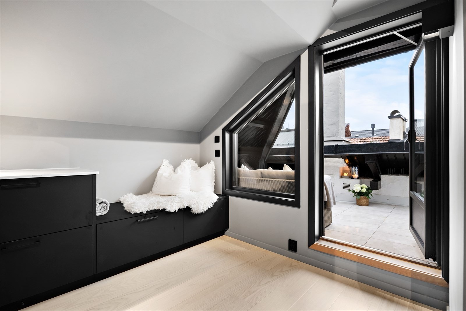 Videre har man adkomst til leilighetens takterrasse (11 m²) - som ligger svært skjermet til. Galleribilde