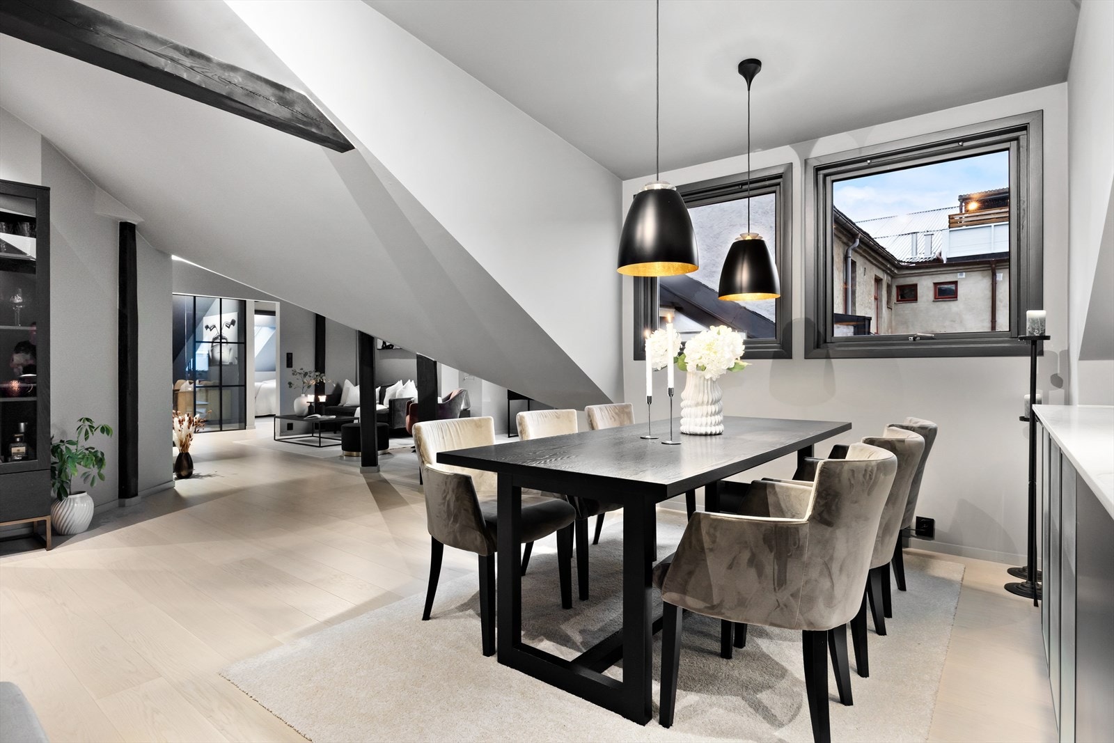 Videre finner man en romslig spisestue med god plass til hyggelig selskap. Galleribilde