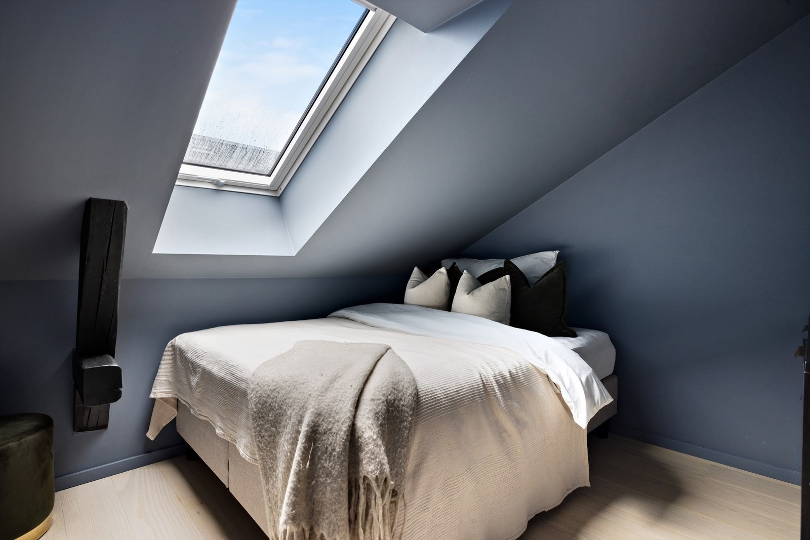 Soverom 2 er også av god størrelse med flere bruksmuligheter. Også her er det gode oppbevaringsmuligheter. Galleribilde