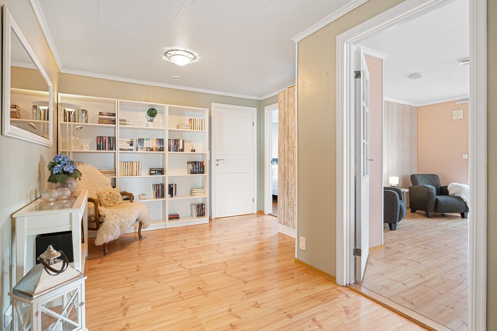 Stor og lys gang i 1. etasje Galleribilde