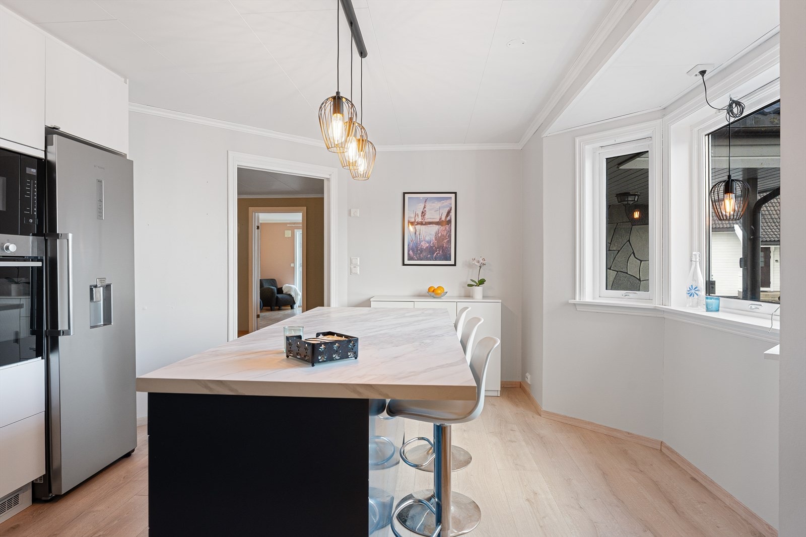 Her får du også en praktisk kjøkkenøy med spiseplass for tre - et fint sted å starte dagen med en god frokost! Galleribilde