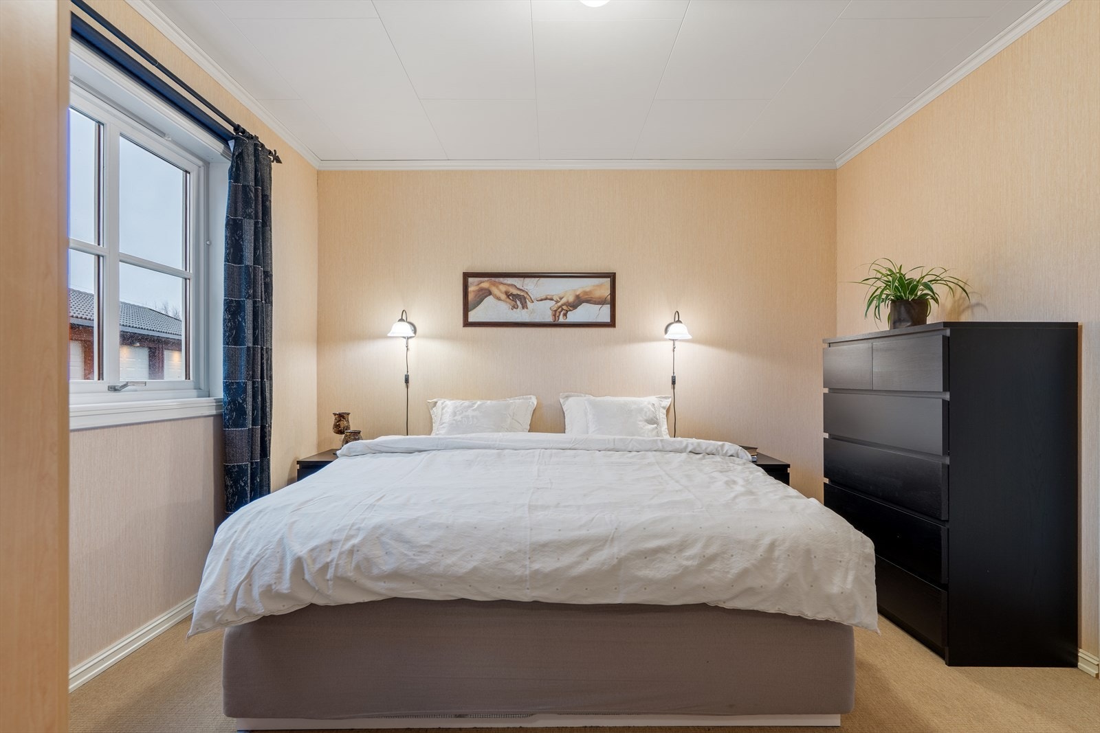 Stort hovedsoverom med direkte inngang vaskerom (vaskerom godkjent som bod i tegninger) Galleribilde