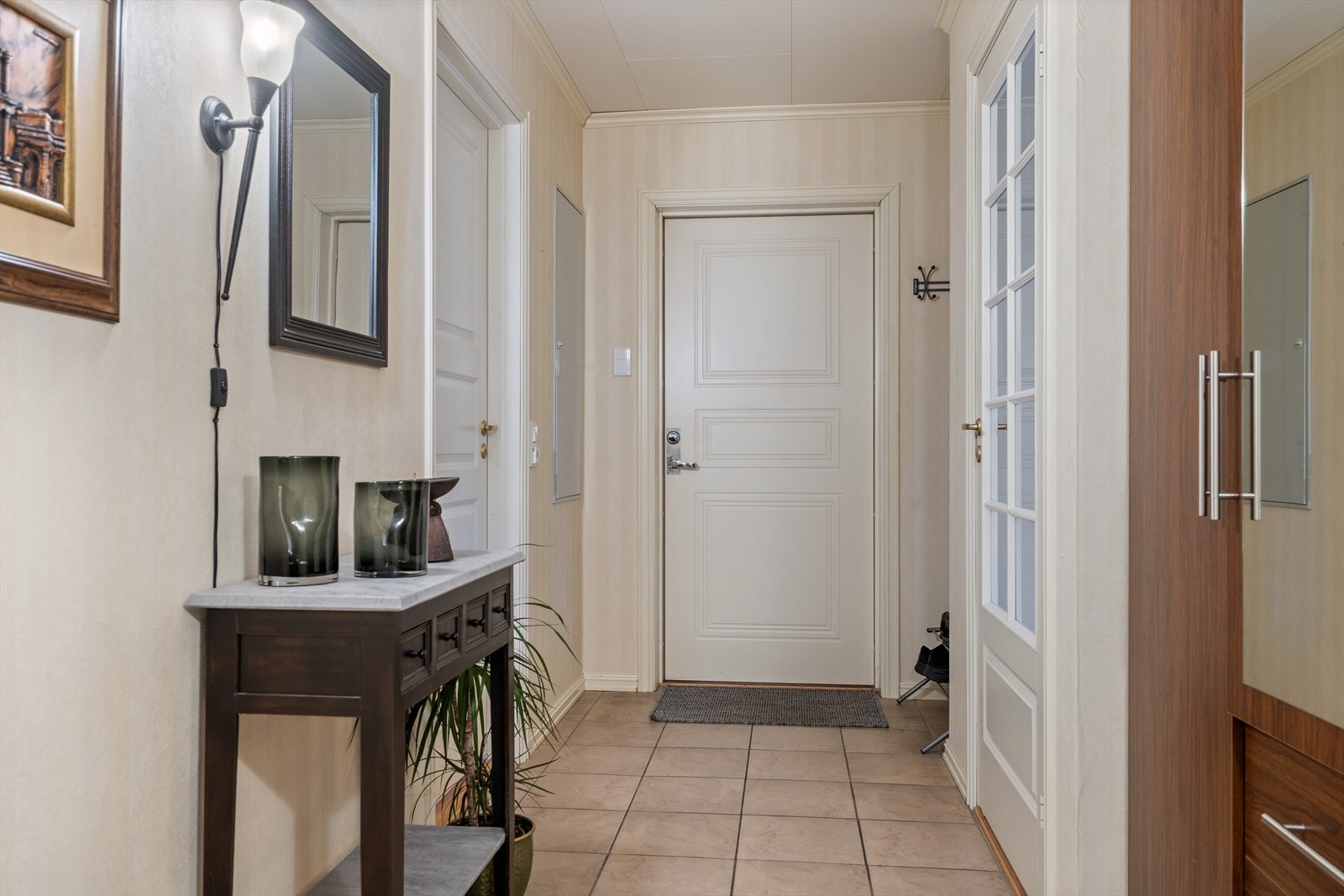 Romslig gang med garderobeskap og varmekabler i gulv. Galleribilde