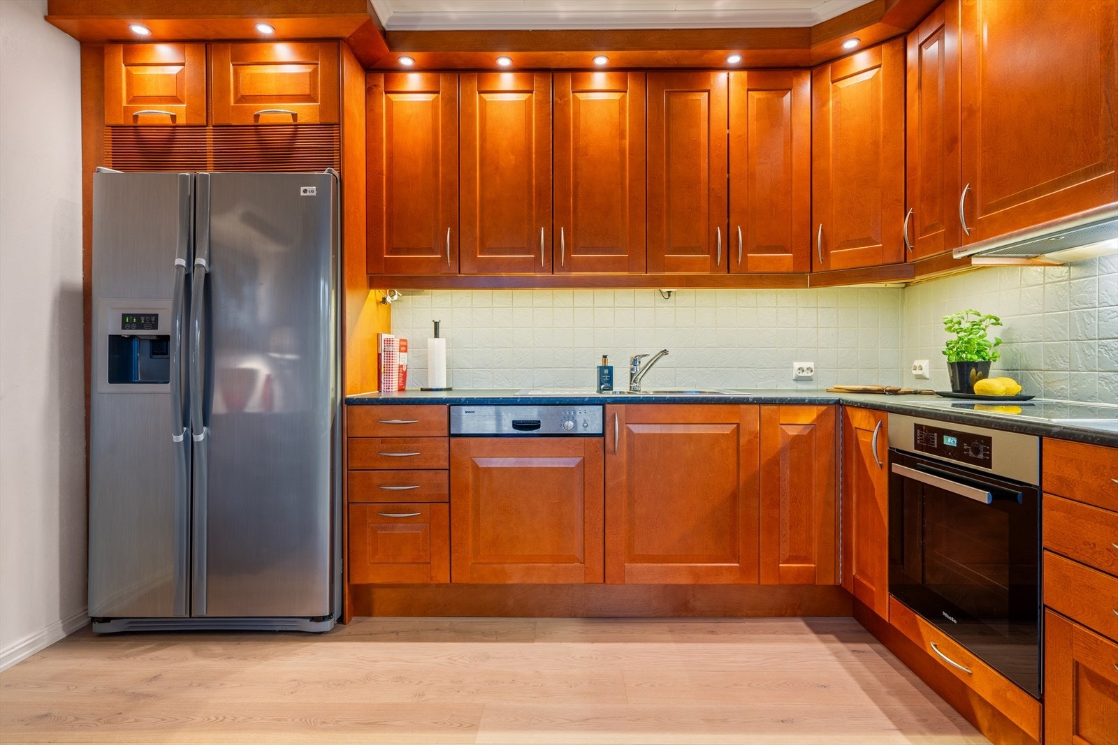 Flott kjøkkeninnredning fra Sigdal i mørk utførelse. Godt med skap- og benkeplass. Galleribilde