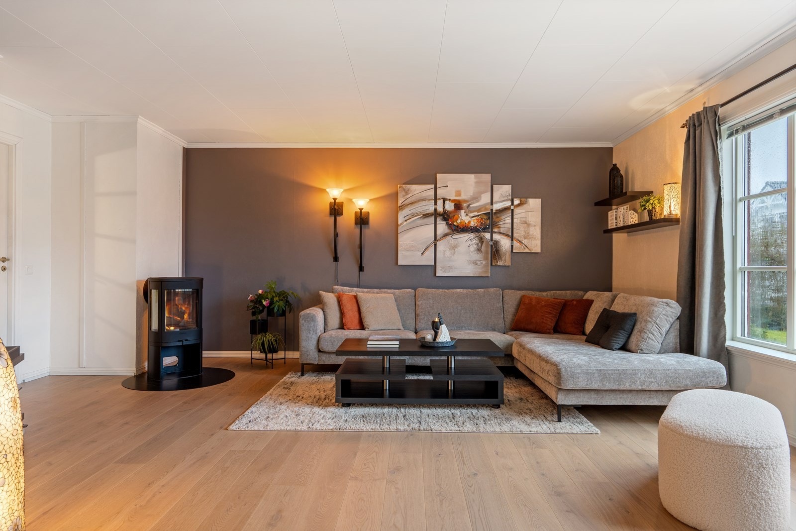 Lys og luftig stue med enstavs eikeparkett på gulvoverflater og tapetserte vegger. Galleribilde