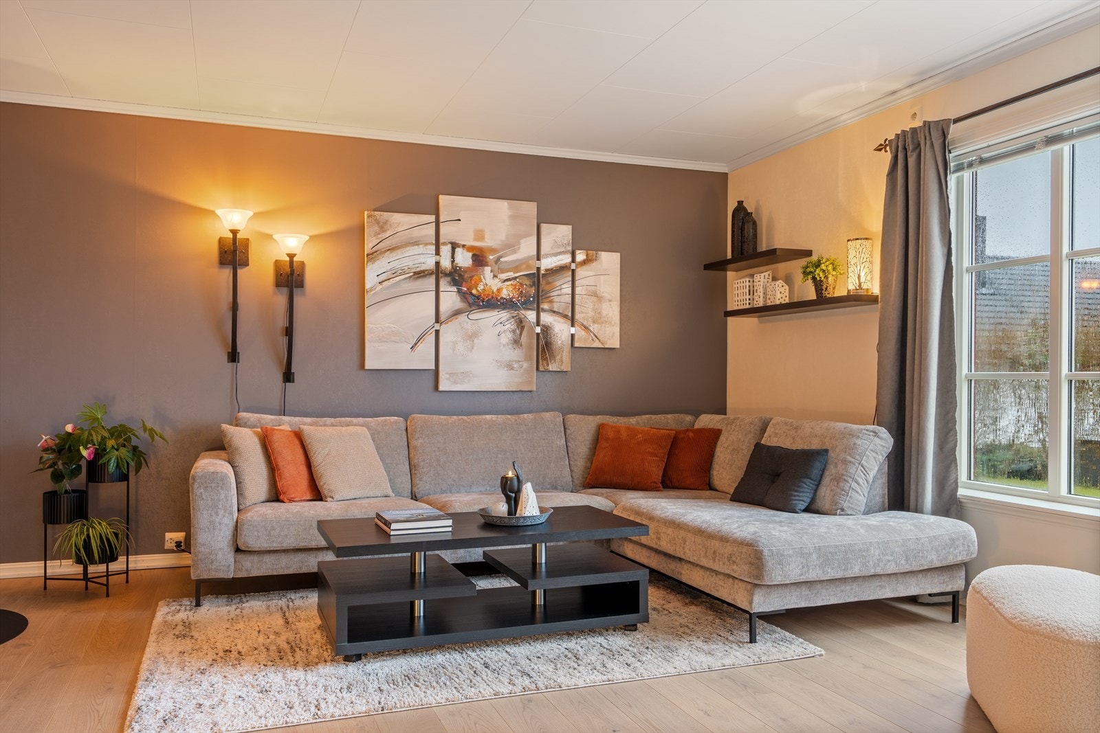 Leiligheten har våde vedovn og varmepumpe. Galleribilde