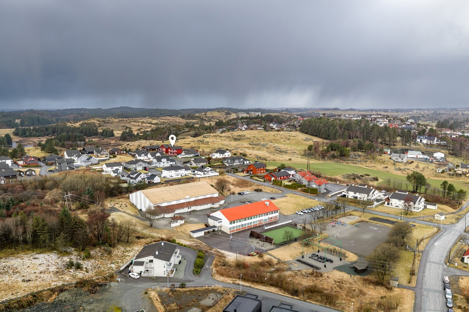 Leiligheten har beliggenhet like ved Håvik skole og Håvikhallen. Galleribilde