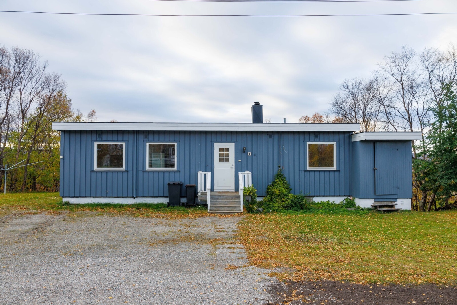 Mulighet for parkering av flere kjøretøy på boligens fremside Galleribilde