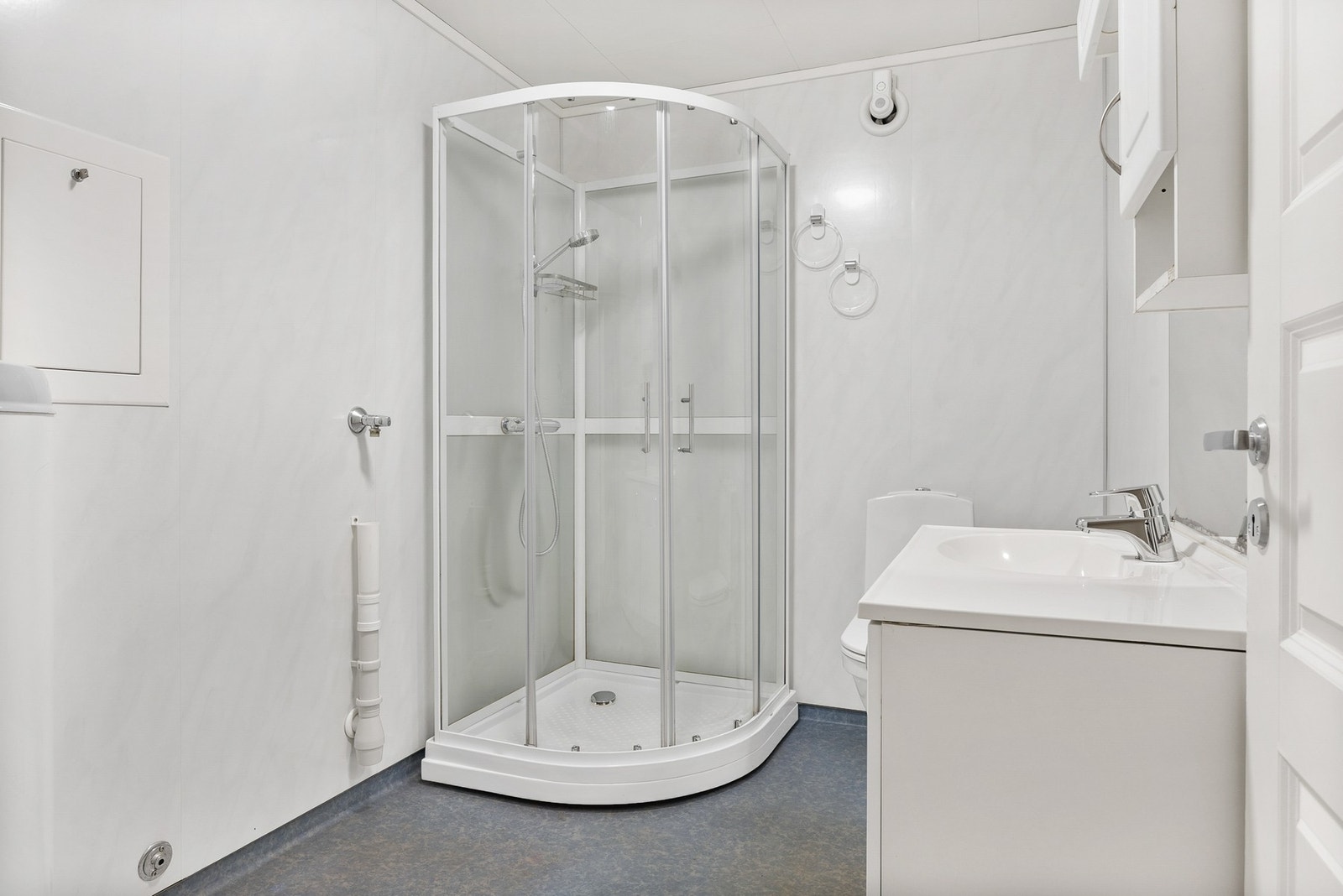 Det er også opplegg for vaskemaskin på badet Galleribilde