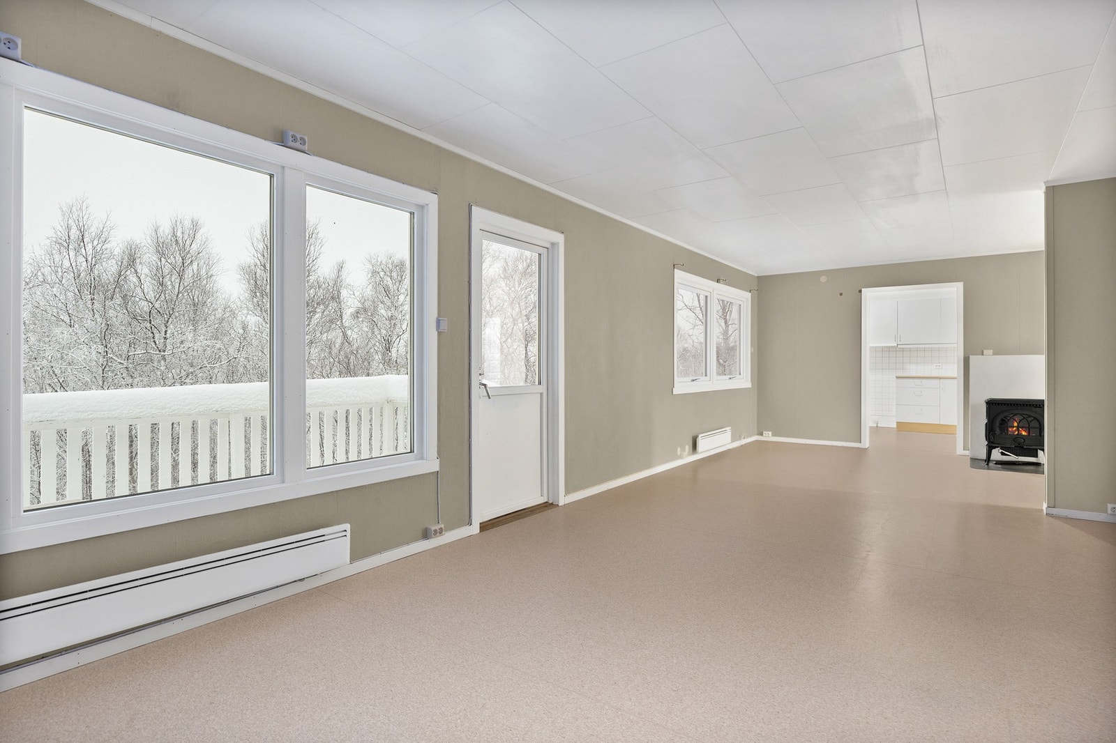 Store vindusflater og utgang til terrasse Galleribilde