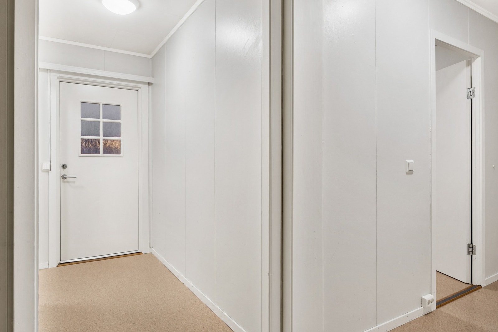 Velkommen inn - Til venstre for ytterdøren i bildet er det rom for oppbevaring av klær og sko Galleribilde