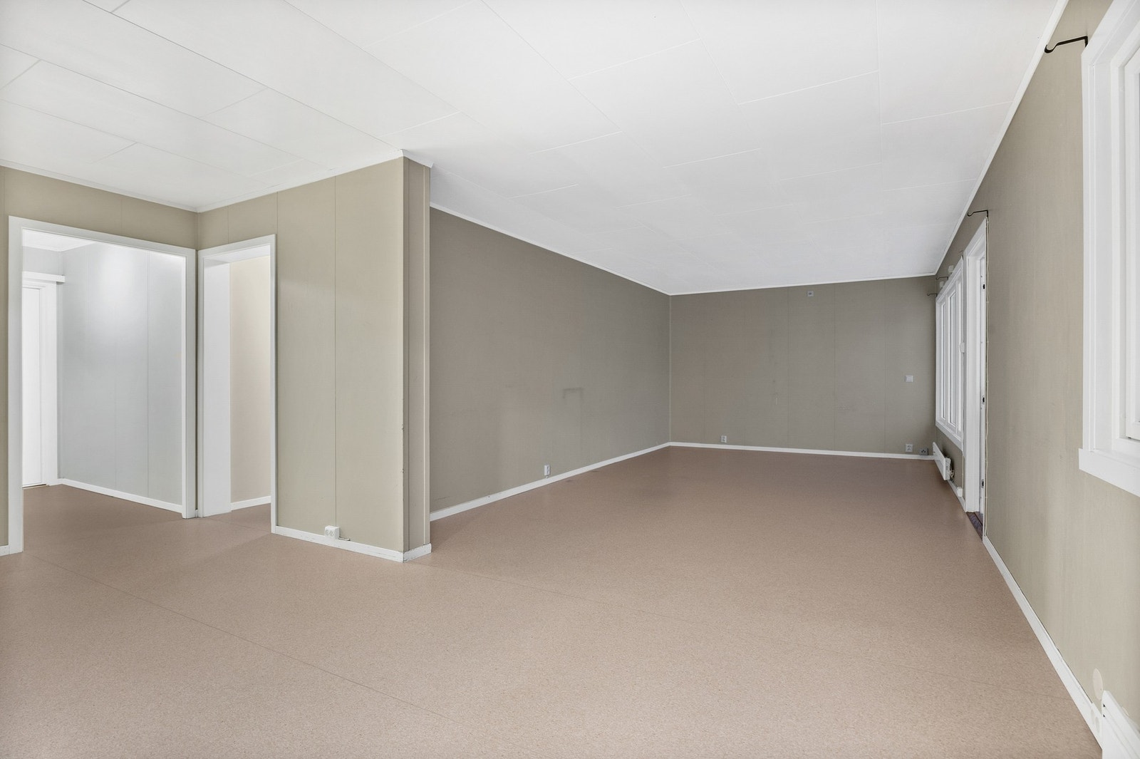 Stuen er av god størrelse Galleribilde