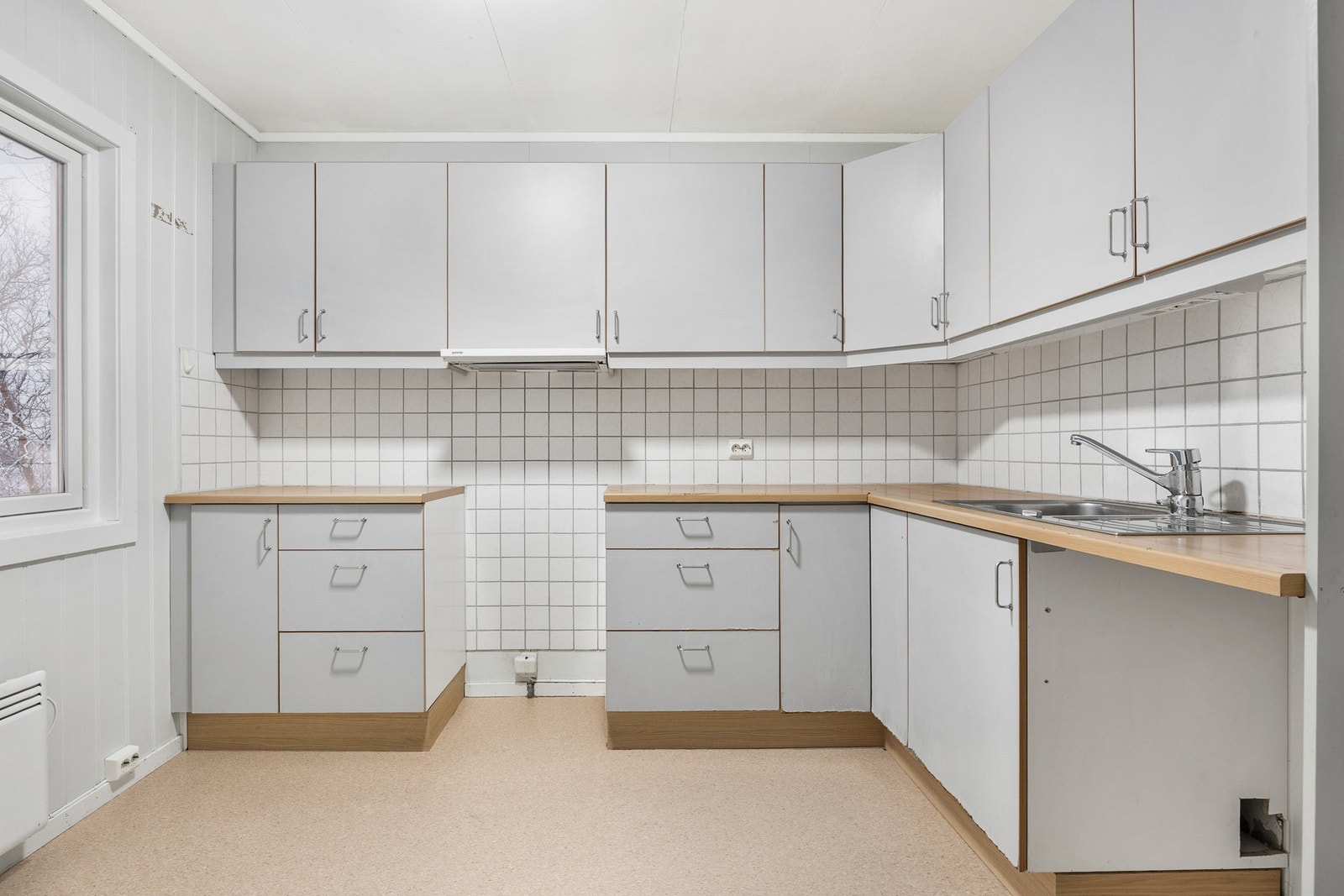 På kjøkkenet er det godt med skapplass Galleribilde