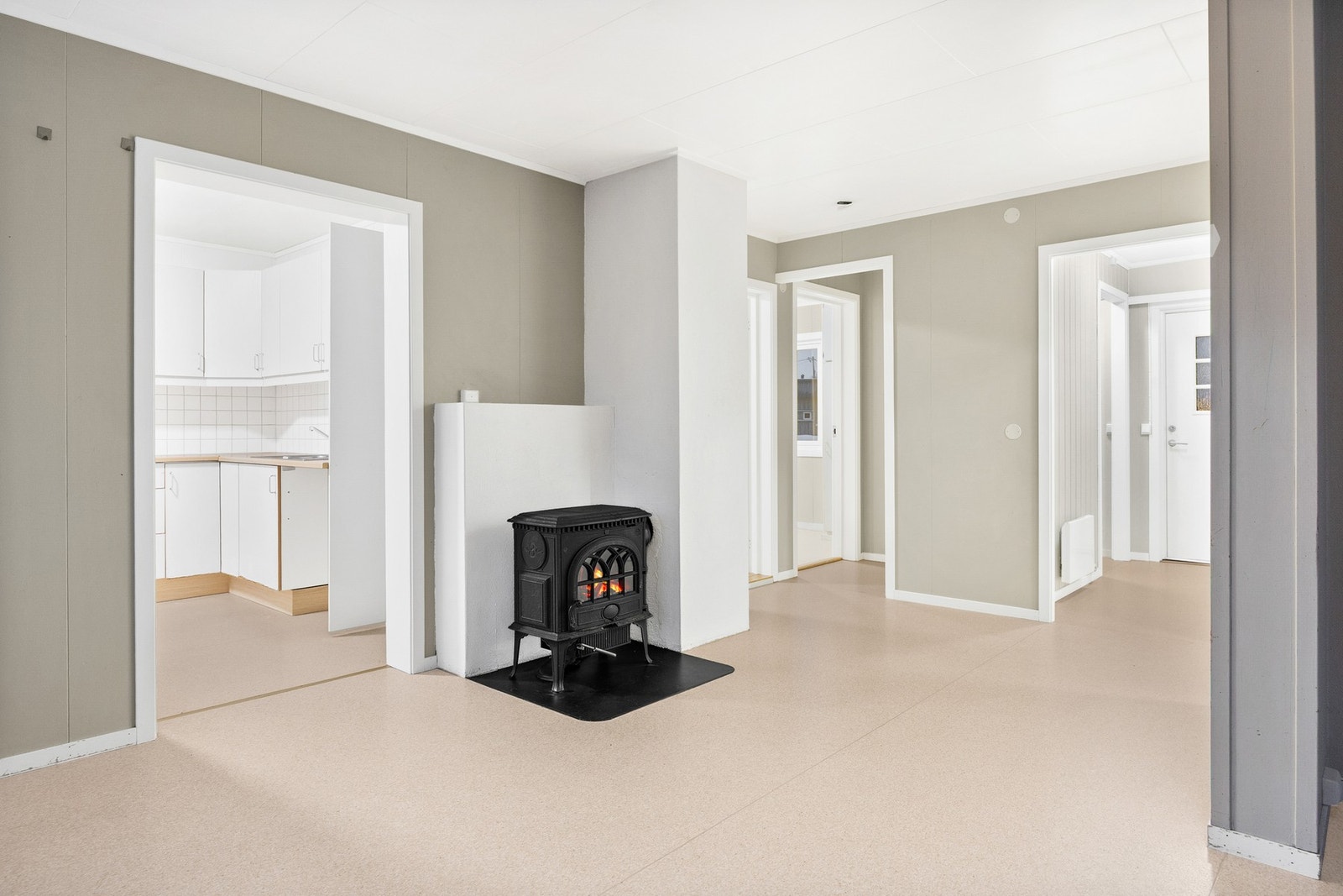 Vedovn er plassert sentralt i boligen. Boligen varmes opp med vedovn, varmekabler og panelovner Galleribilde