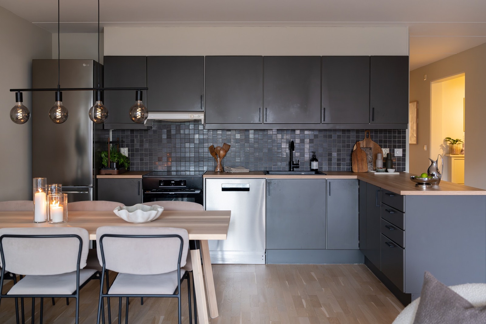 Kjøkkeninnredningen består av mørke glatte fronter, laminat benkeplate og nedfelt kompositt oppvaskkum med ett-greps armatur. Galleribilde