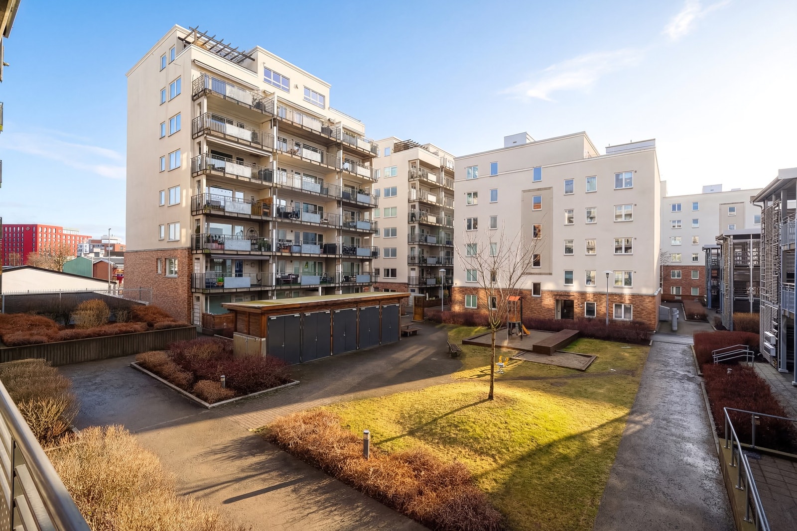 Hyggelig utsyn mot sameiets fellesområder.
Bildet er delvis AI-redigert. Solforhold er representative, med mindre avvik. Galleribilde