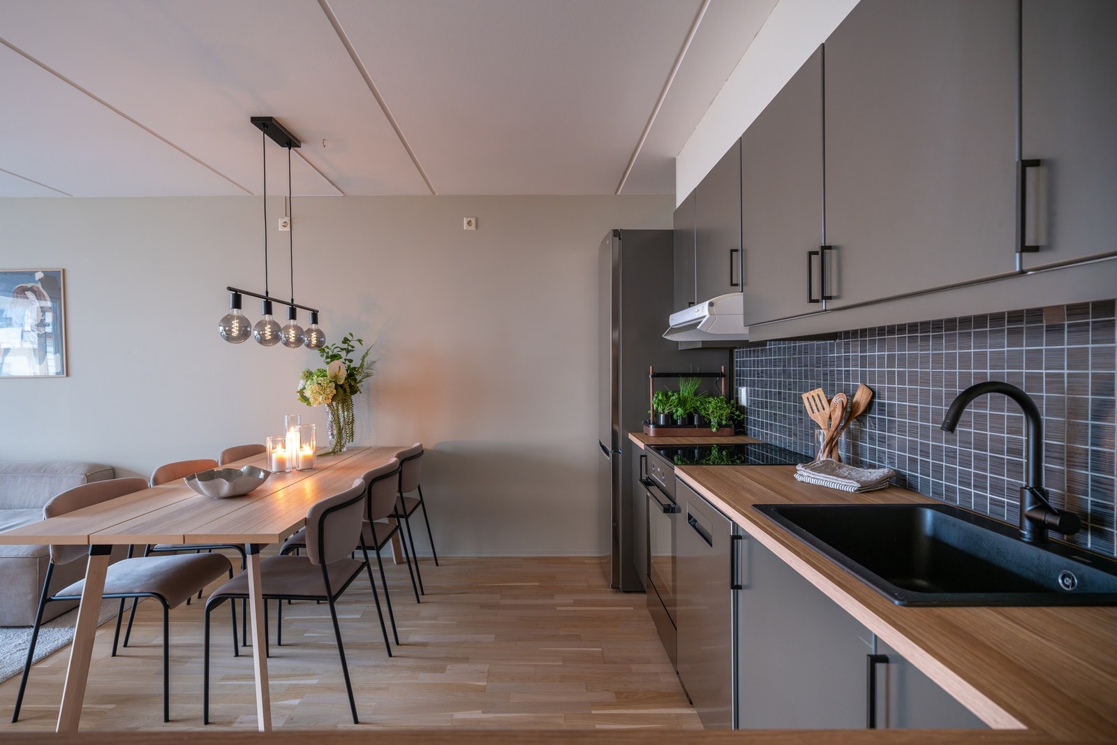 Pent kjøkken som er godt utnyttet og har mye skap, skuffer og benkeplass. Galleribilde