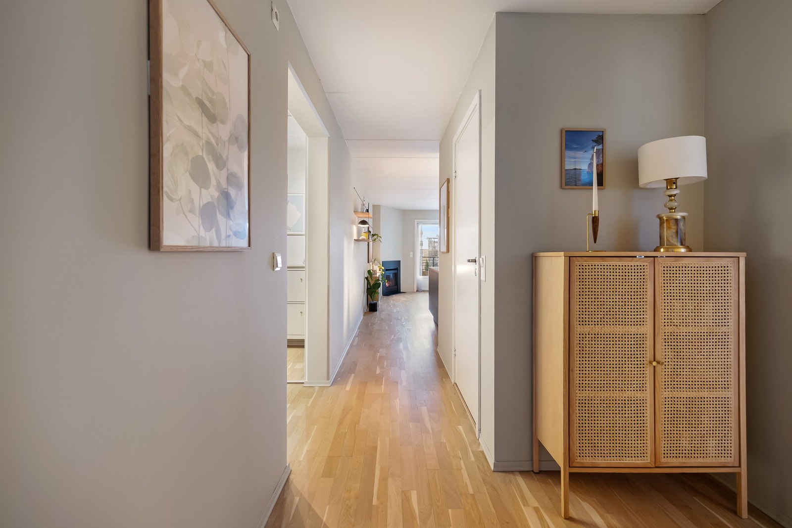 Gangen er knutepunktet med tilgang til alle rommene i boligen. Galleribilde