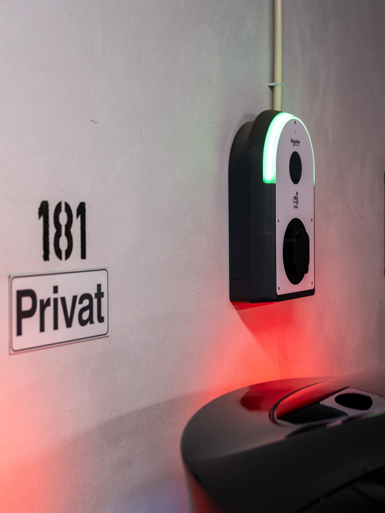 På plassen er det montert lader. Galleribilde