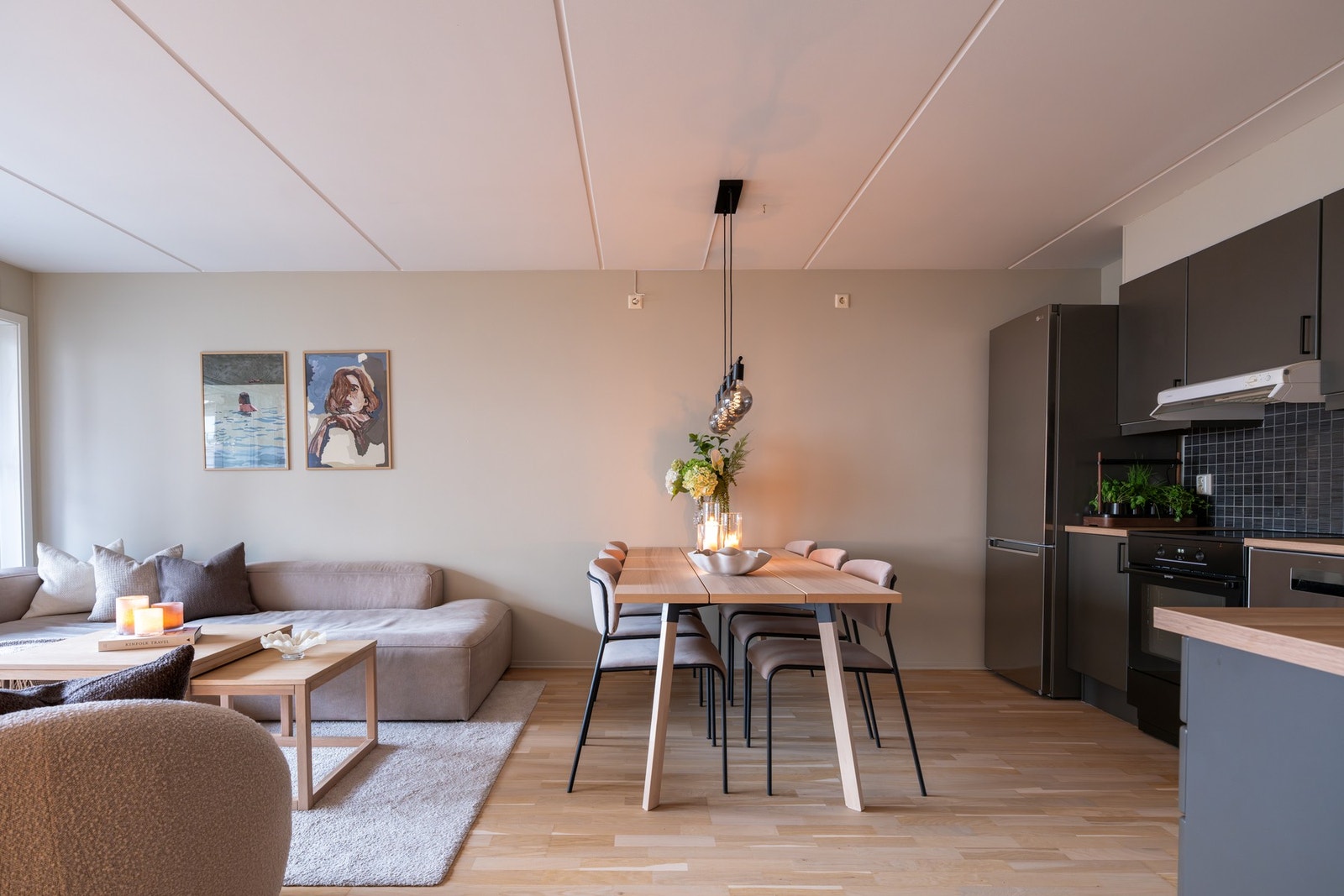 Mellom stue og kjøkken er det god plass til spisebord. Galleribilde