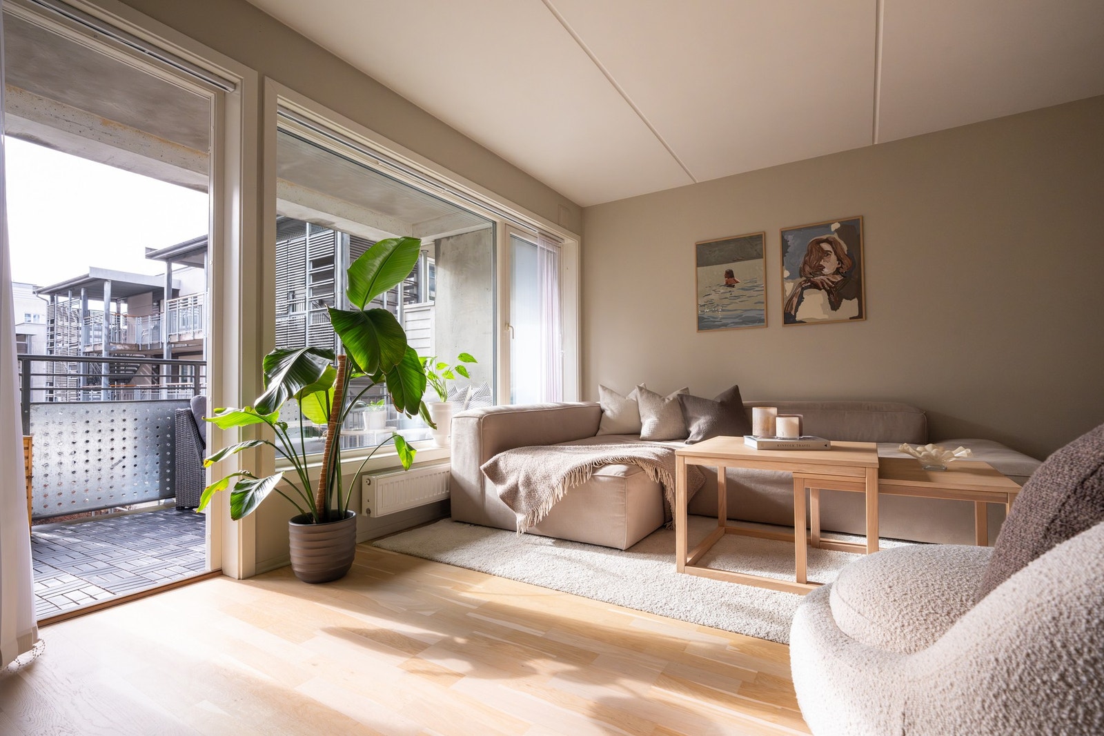 Boligens stue har god plass til sofa, salongbord og tilhørende mediemøblement. Galleribilde