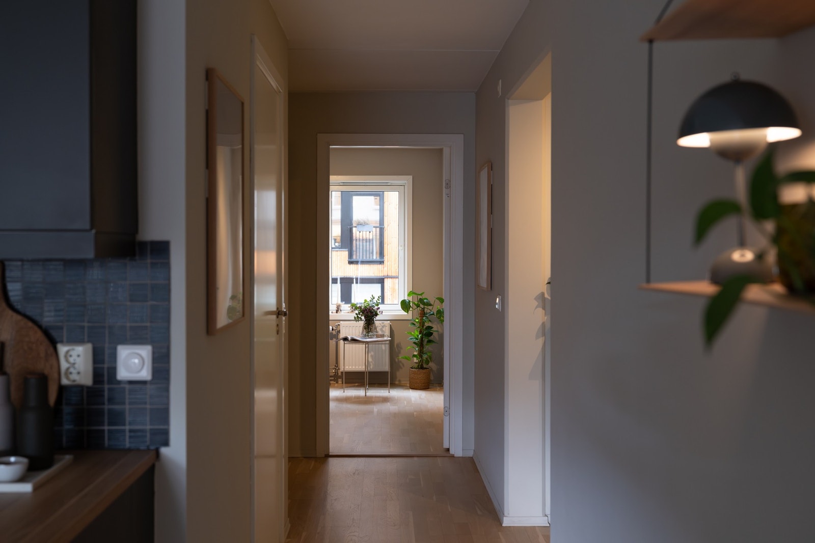 Den gjennomgående planløsningen gir godt med naturlig lys inn i rommet. Galleribilde