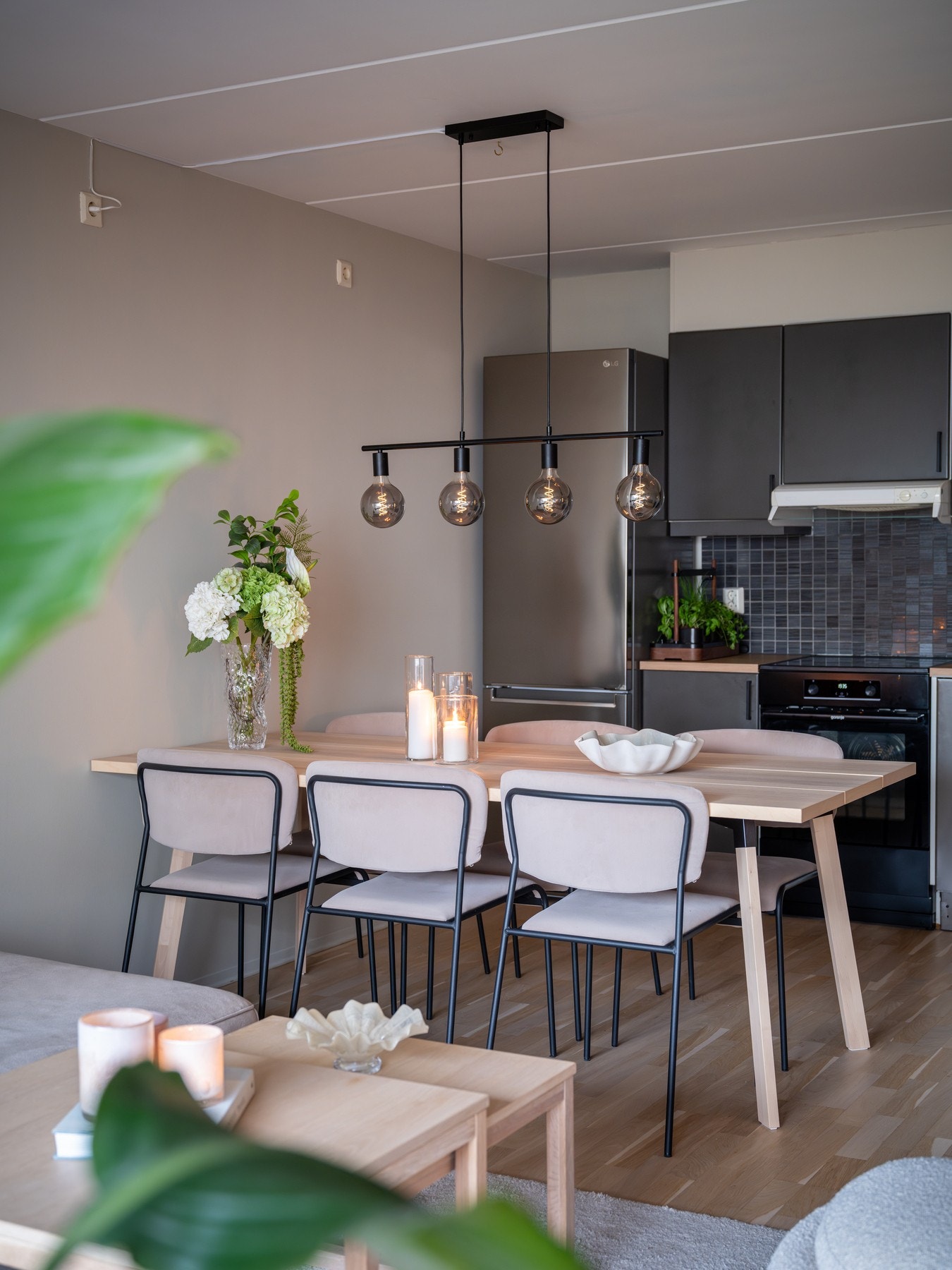 Inviter til hyggelige sammenkomster og gode middager. Galleribilde