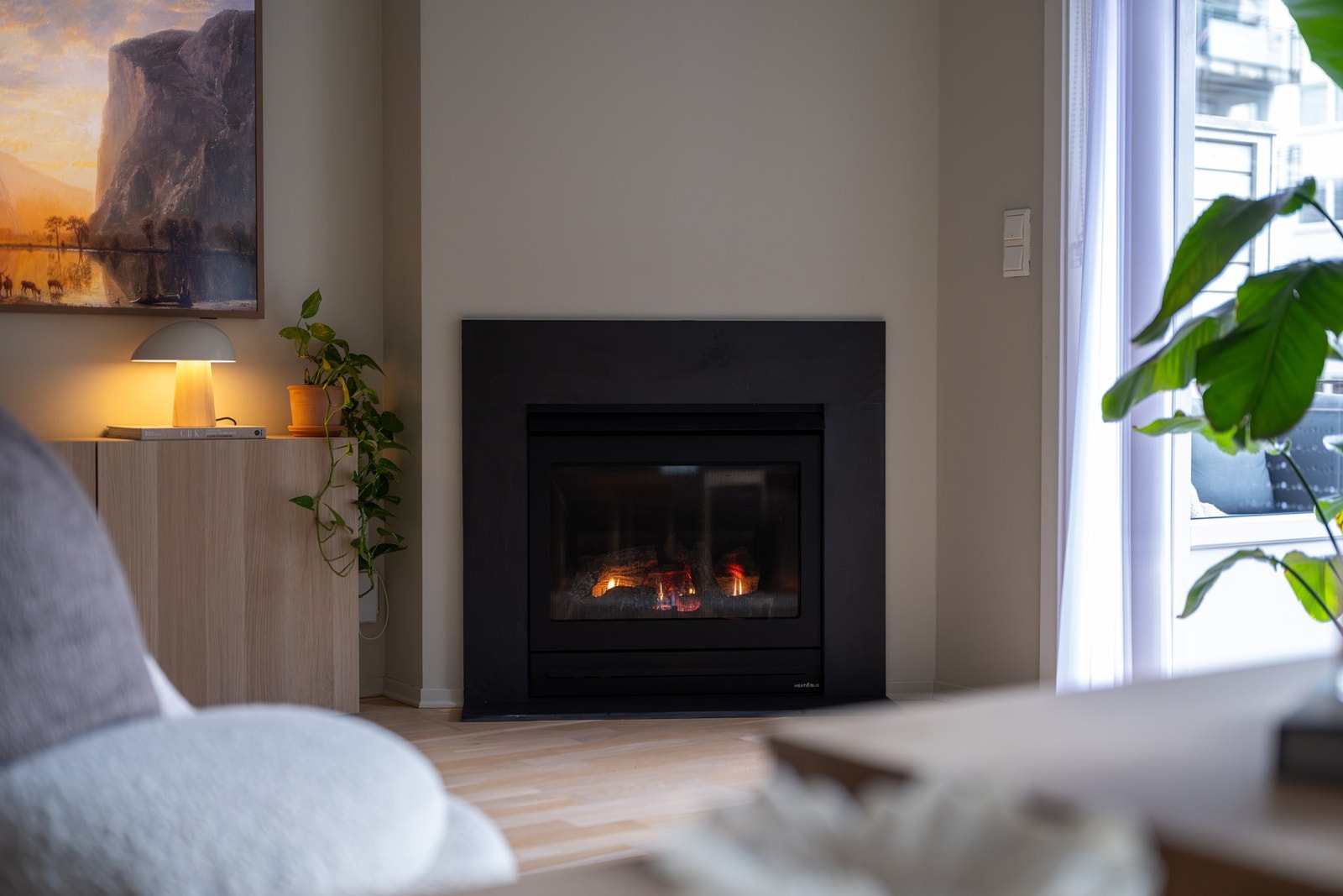 Til glede for de kaldere høst- og vinterdagene har stuen en hyggelig gasspeis plassert i hjørnet av rommet. Gass leveres fra felles anlegg og et a-konto beløp er inkludert i felleskostnadene. Galleribilde