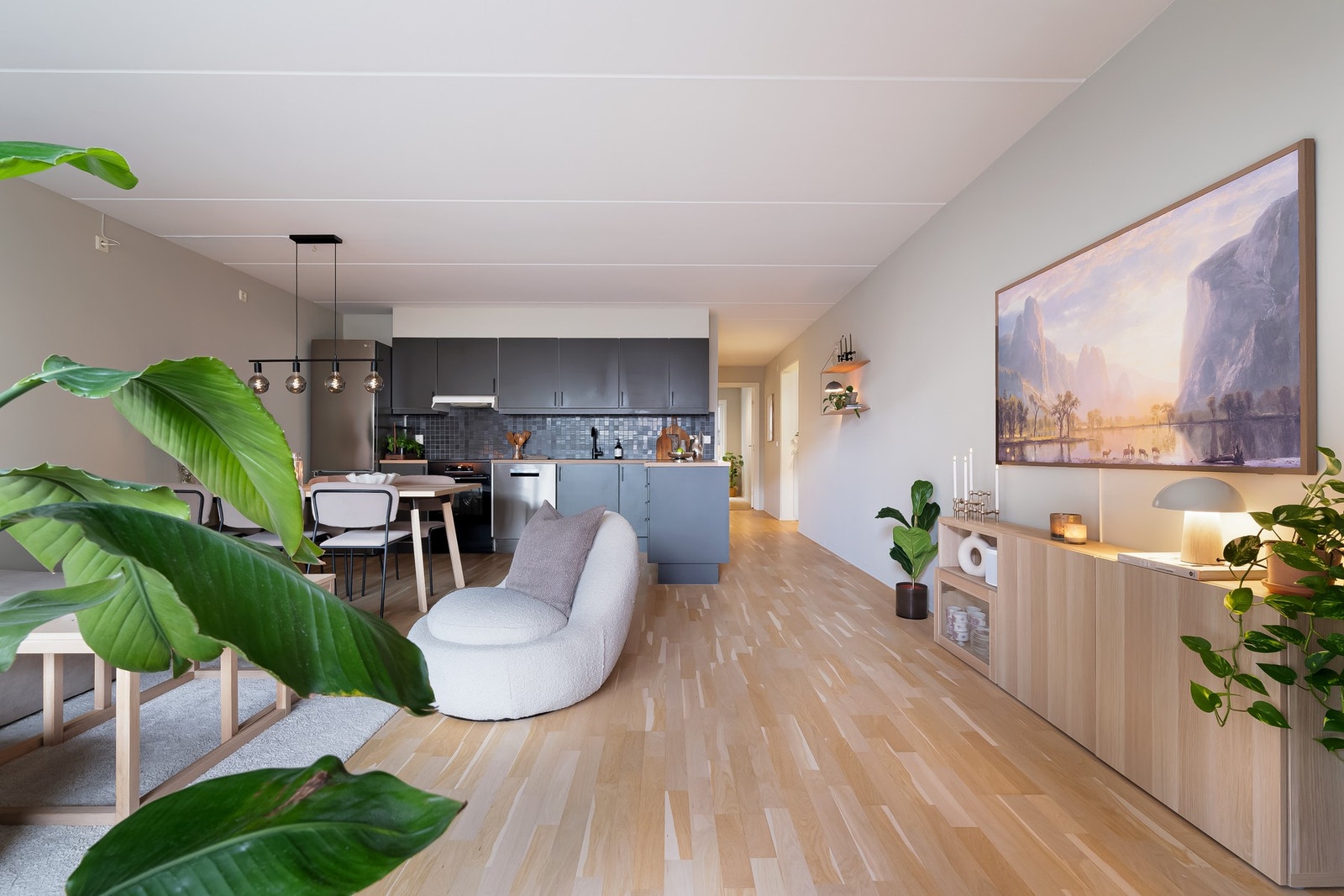 Stuen og kjøkkenet er i en åpen løsning og gir med det et sosialt allrom. Galleribilde