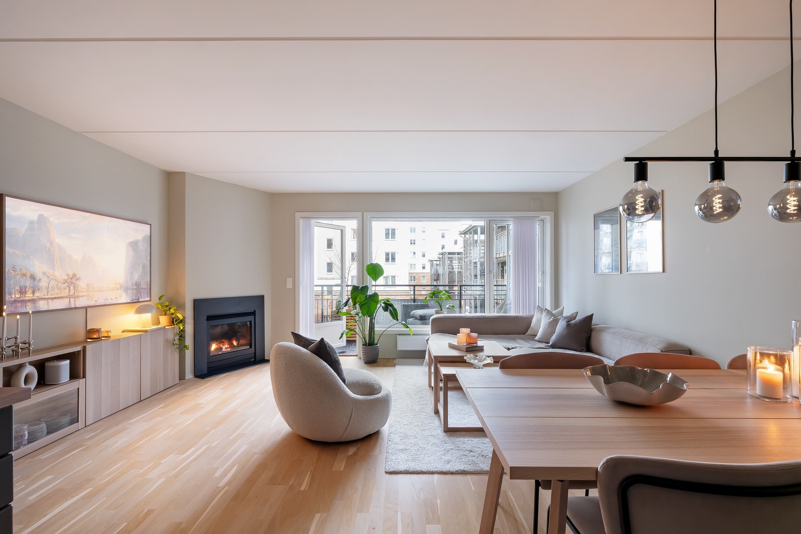 Innvendig vil du først og fremst legge merke til de store vindusflatene som gir en lys og luftig romfølelse. Galleribilde