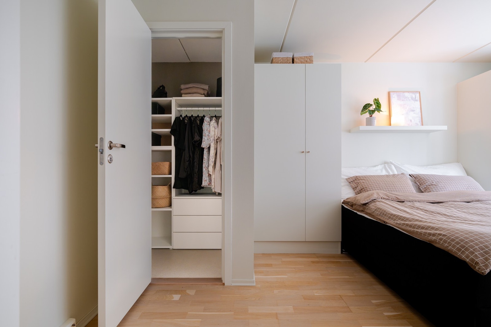 Soverommet har tilgang til en innvendig bod. Galleribilde