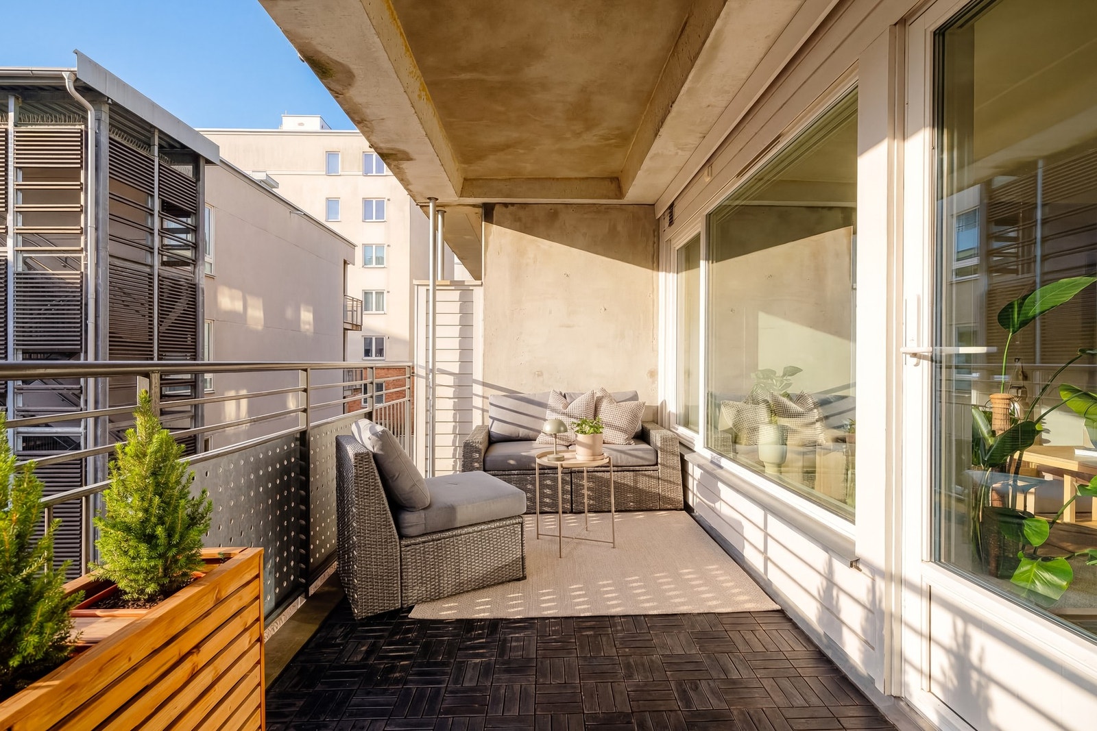 Det er tillatt med el- og gassgrill. Om ønskelig kan styret kontaktes for å koble gassgrillen til tanken fra gasspeis slik at du slipper gassbeholder på balkongen.
Bildet er delvis AI-redigert. Solforhold er representative, med mindre avvik. Galleribilde