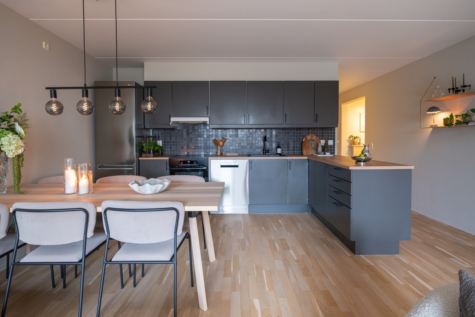 Den åpne kjøkkenløsningen gjør det enkelt å være sosial samtidig som du lager dagens måltider. Galleribilde