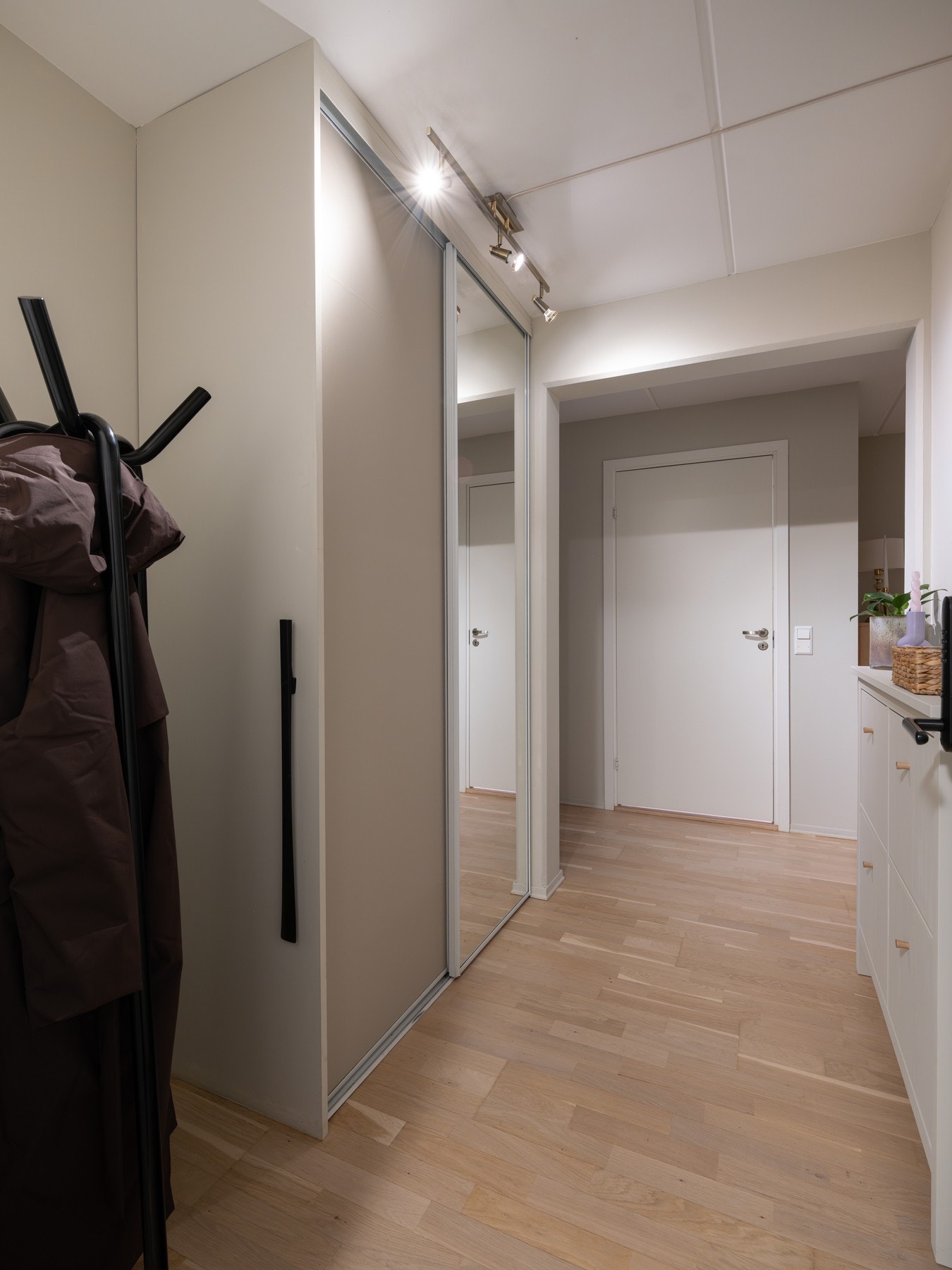 Stor speilskyvdørsgarderobe medfølger. Galleribilde