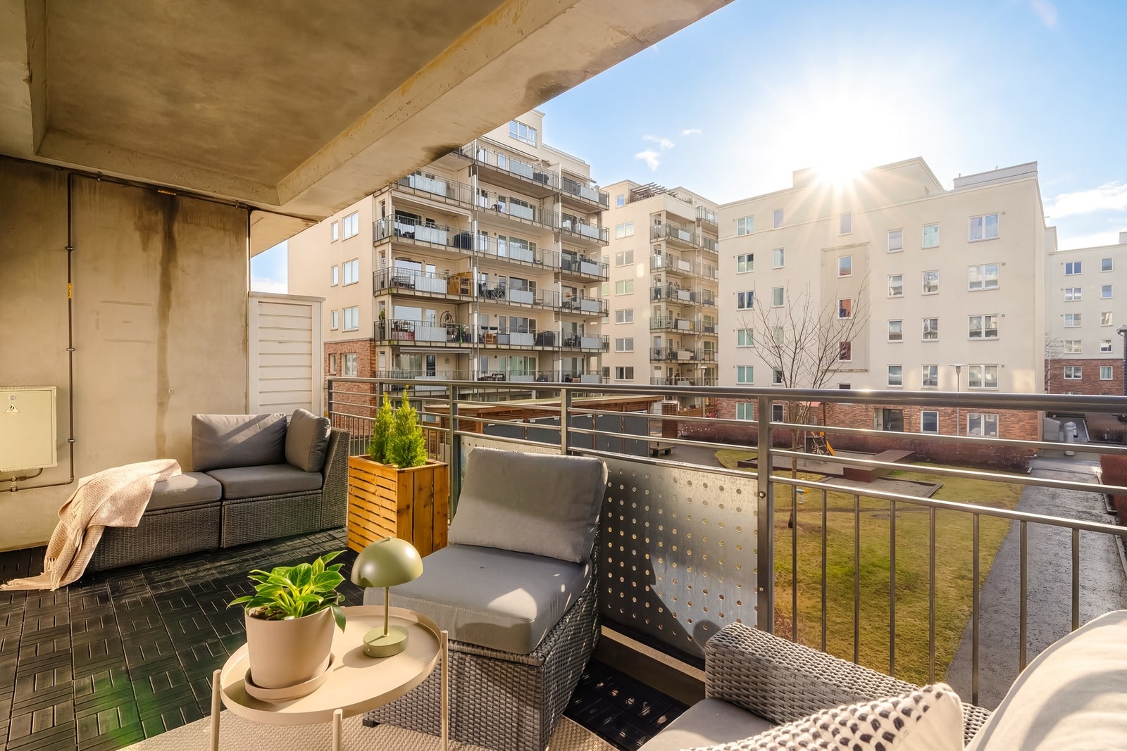 På midtsommer får du solen fra ca. 12:00-19:00 i følge eier.
Bildet er delvis AI-redigert. Solforhold er representative, med mindre avvik. Galleribilde