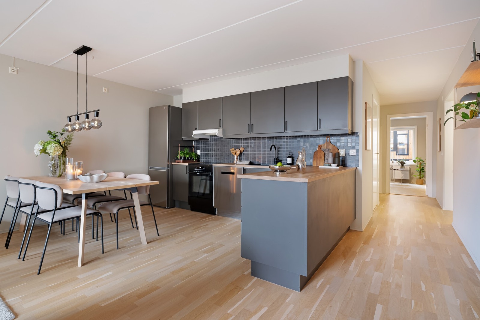 Dette er en lys og fin 3-roms selveierleilighet beliggende i byggets 2. etasje med heisadkomst. Galleribilde