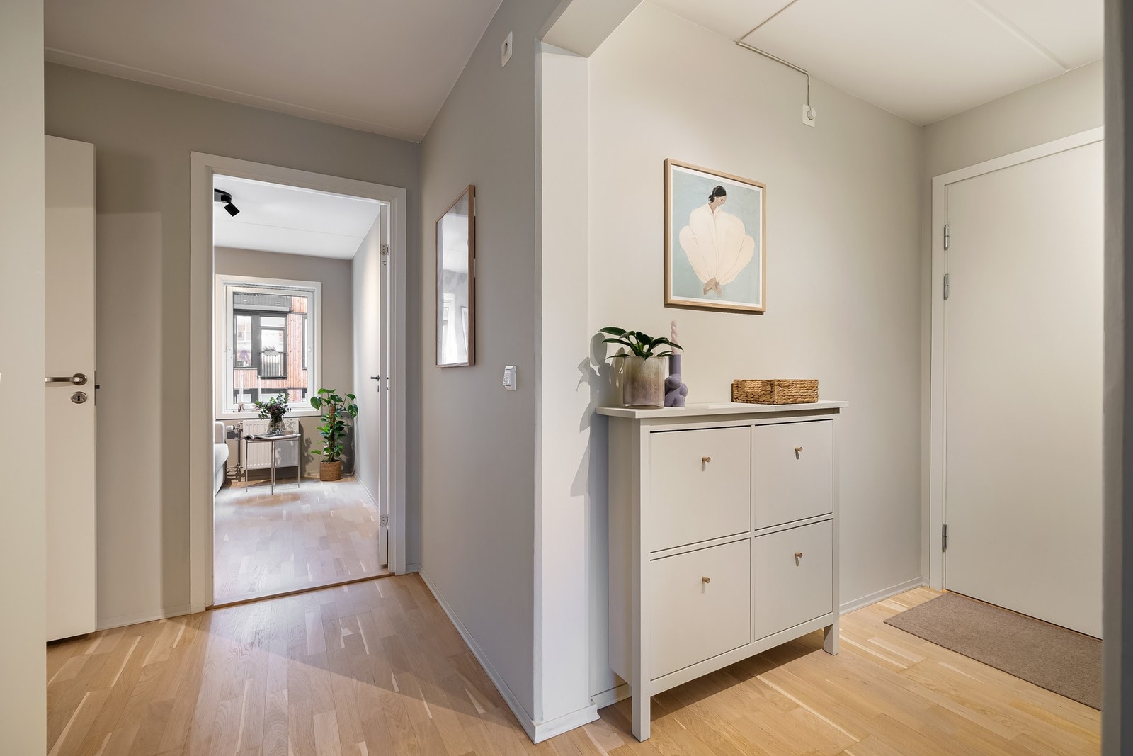 Gangen har fin plass for blant annet knaggrekke, kommode og speil. Galleribilde