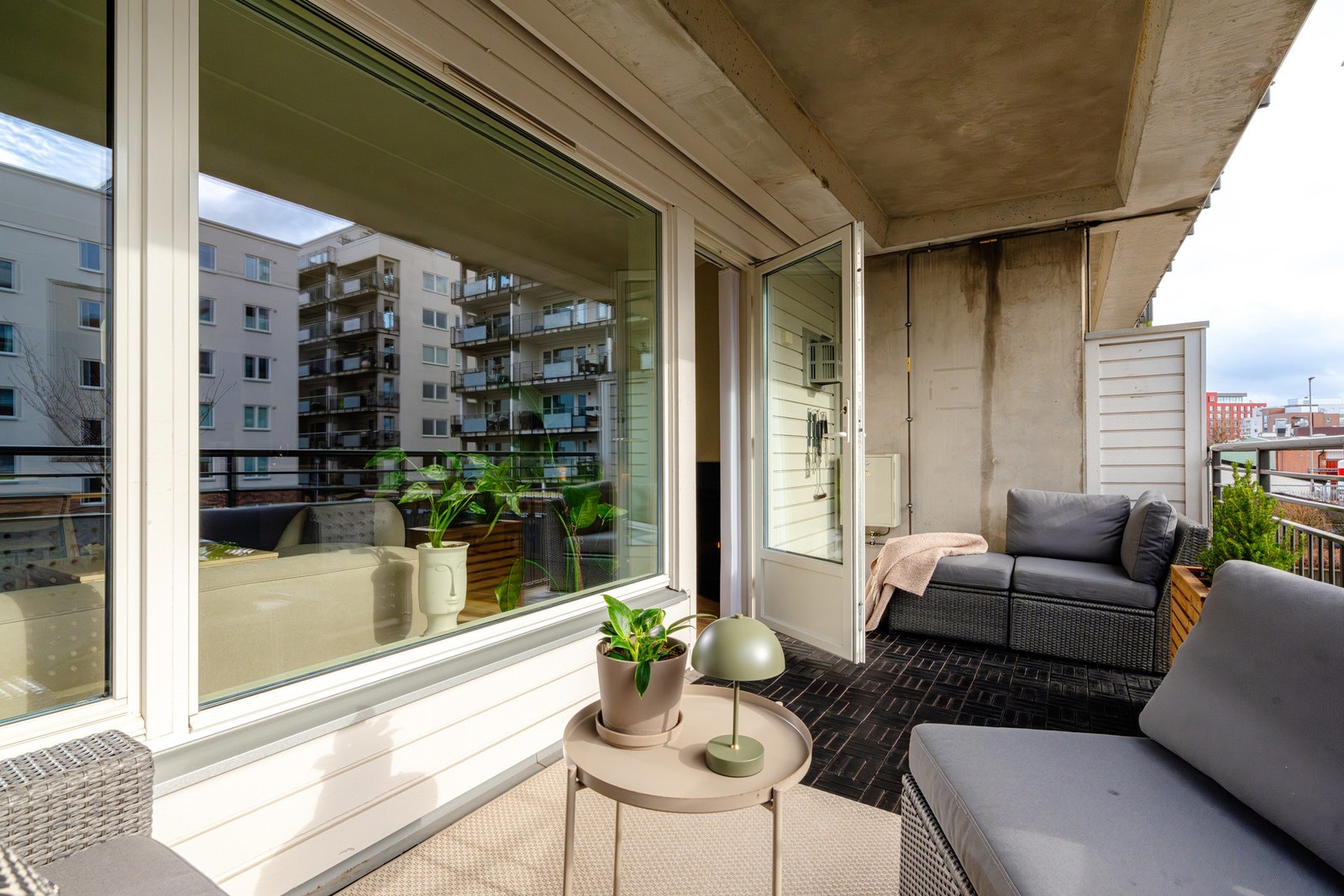 Uteplassen byr på god plass til balkongmøblement og beplantning. Her er alt lagt til rette for å nyte varme sommerdager og sene sommerkvelder i hyggelige lag. Galleribilde