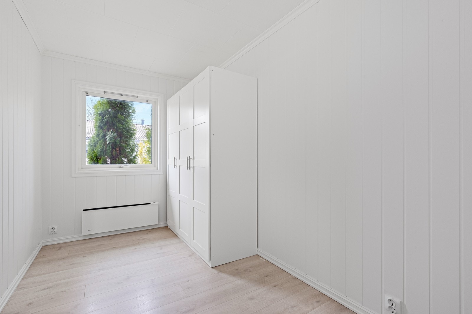Skyvedørsgarderobe gir effektiv oppbevaring. Galleribilde